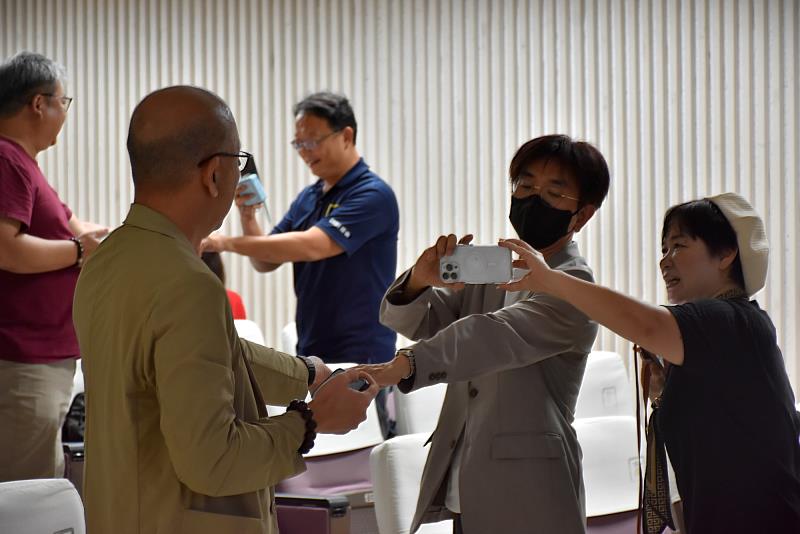 南大EMBA邀請王小路老師指導師生　現場練習手機攝影構圖技巧