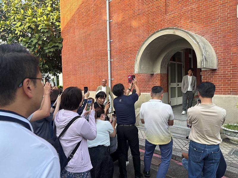劉子歆院長親自參與南大EMBA攝影實作，與學生共同探索影像表達的力量