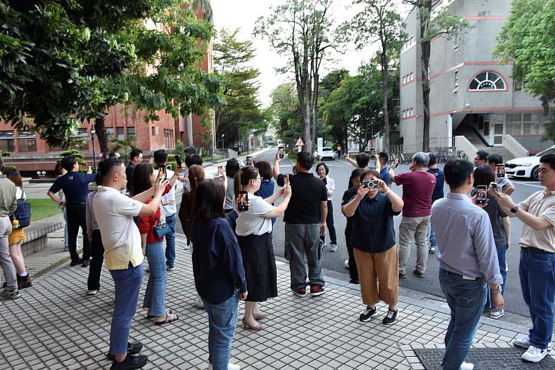 EMBA師生於南大校園進行實拍練習，透過鏡頭觀察永續與美學的結合