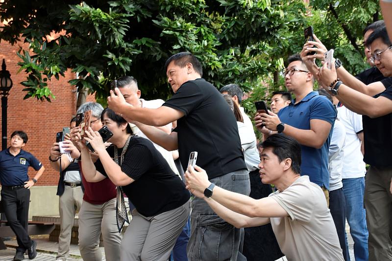 南大EMBA師生走出教室，於校園中實地體驗手機攝影與光影運用