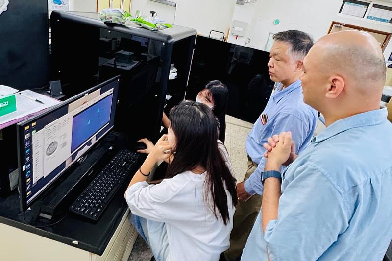臺南大學安排米澤徹教授參觀材料科學系實驗室，與師生交流研究經驗與見解