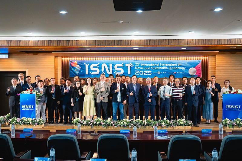 南臺科技大學舉辦2025創新與永續科技國際研討會(ISNST)。圖為黃能富校長、印尼瑪瑯國立大學院長Aripriharta教授、日本工學院大學校長Yasutada Imamura教授及與會貴賓團體合照,象徵全球8個國家學者齊聚南臺,共議前瞻科技。