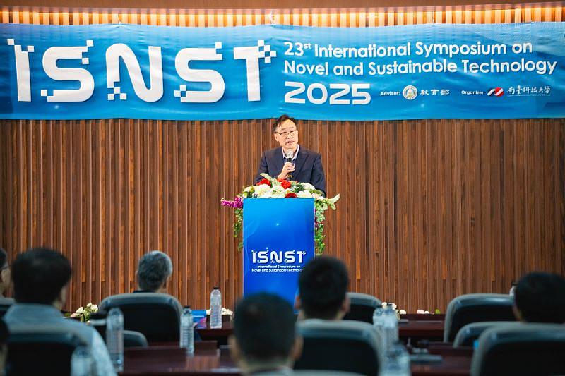 南臺科技大學黃能富校長於第23屆ISNST國際研討會開幕式致詞。校長強調,本校將持續致力於推動創新研究,引領半導體人才培育與國際接軌,共創永續未來。