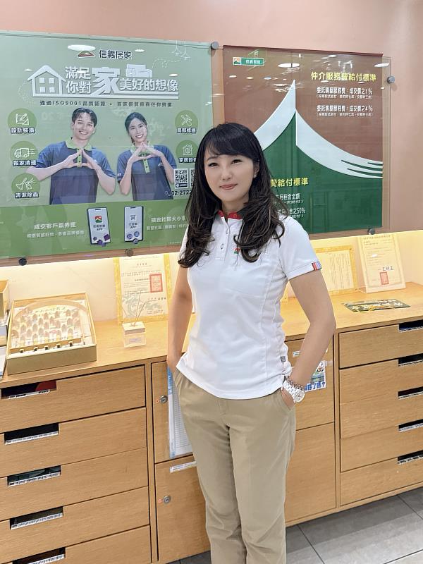 信義房屋復興民生店專案執行協理蔡翠燁深耕民生復興商圈24年,她熟悉各類廠商資源,從水電、清潔到設計裝修,只要客戶有需要,她都主動協助。