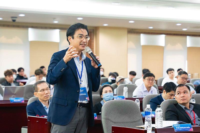 國際學者在研討會中進行提問與交流。透過來自全球8個國家的學者專家之間的深度對話,ISNST研討會成功增進了姊妹校間的學術視野與國際合作機會。