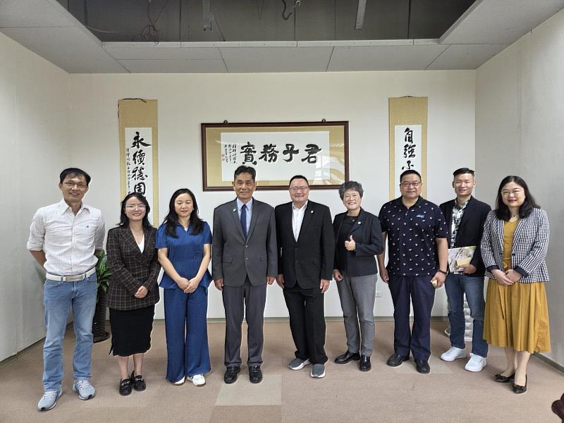 華東師範大學與國立東華大學代表團合影留念。