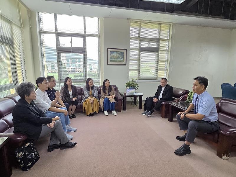 華東師範大學與國立東華大學代表團於校長室進行合作交流會談。