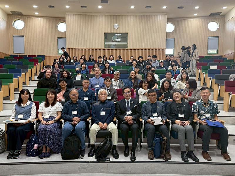 Keynote Lecturer 吳明益教授與貴賓合影。