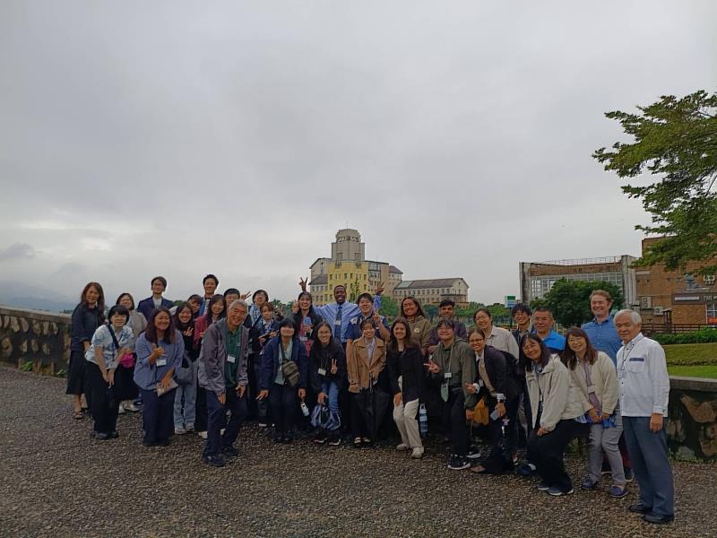 琉球大學、夏威夷大學及文化大學外賓參加校園導覽後合影留念。