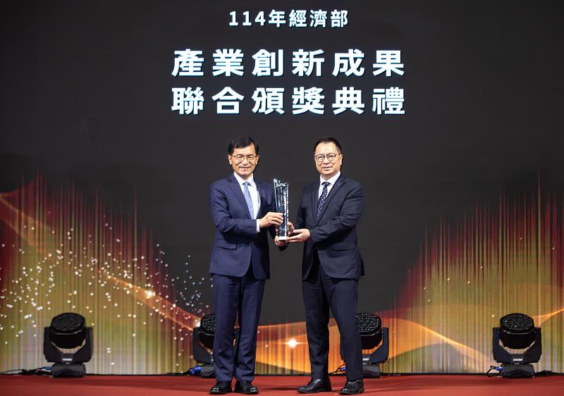 富邦人壽透過應用AI人工智能、機器學習、區塊鏈、大數據等多項技術,充分展現壽險業創新的新典範,榮獲第9屆經濟部國家產業創新獎「組織類-績優創新獎」。