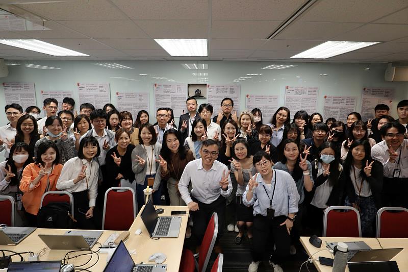 PwC Taiwan於11月6日舉辦「ChatPwC AI Assistant 建立教學」課程，賦能各業務單位的專業人員將其深厚的產業知識結合GenAI，打造能處理複雜工作流程的「個人化AI助理」。