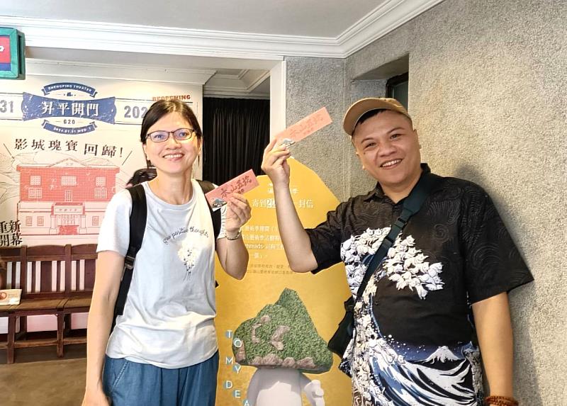 到九份昇平戲院與慶生道具合照並打卡，就能兌換五坑體驗券。