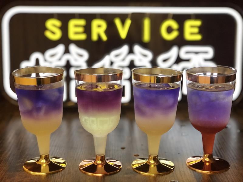 至黃金博物館賣店及食堂不限金額消費，並使用發票載具，即可用環保杯換取飲料一杯。