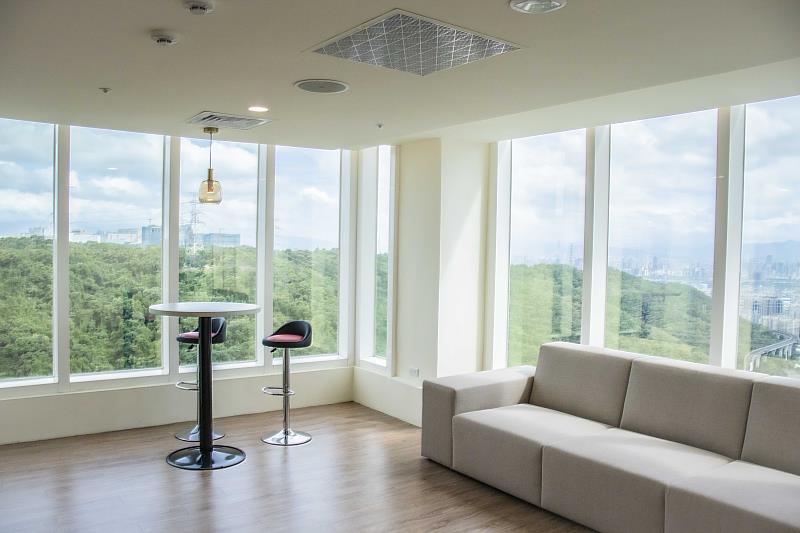 長庚大學第一學舍景觀休憩區、健身房，可以飽覽綠意景觀與遠眺101大樓。