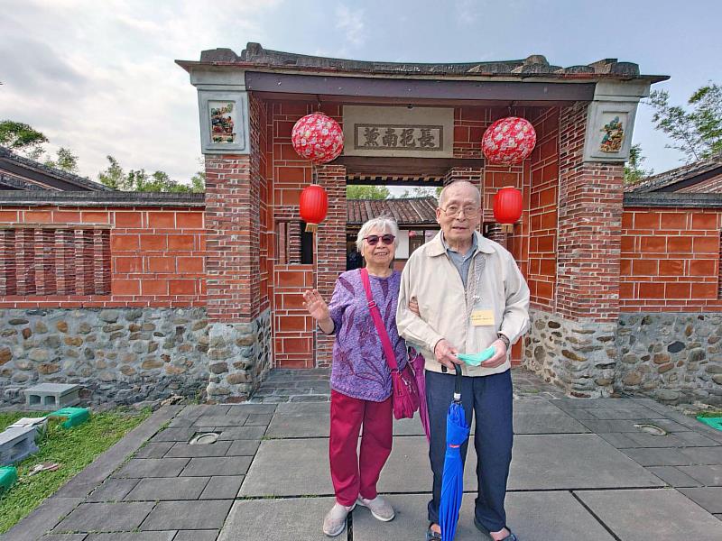 國富伯伯和太太一起參加日照的一日遊，減輕照顧負擔，讓生活更快樂。（伊甸基金會提供）