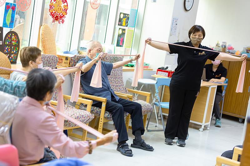 伊甸透過專業、在地化服務，陪每個長照家庭快樂慢老。（伊甸基金會提供）