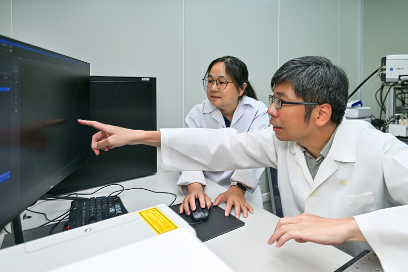 Professors Jie-rong Huang (right) and  Won-Jing Wang from the Institute of Biochemistry and Molecular Biology at NYCU.