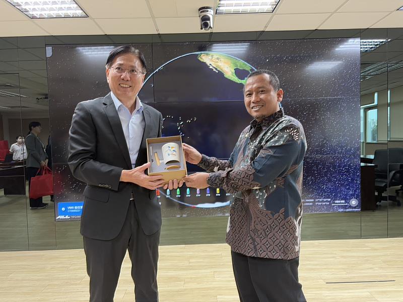 漁業署王茂城署長贈送紀念品予Mocharom Ashadi秘書長（右）