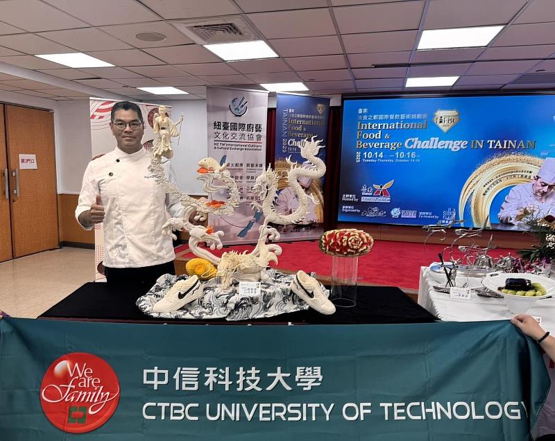《鎮海龍王》驚豔全場！中信科大老師楊順龍受邀展演蔬果雕刻。（圖/中信科大提供）