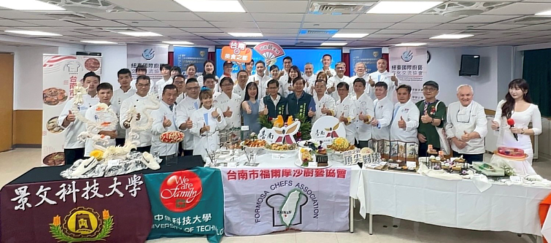 臺南美食之都賽事開跑！中信科大楊順龍老師（前排左2）受邀展演蔬果雕刻。（圖/中信科大提供）