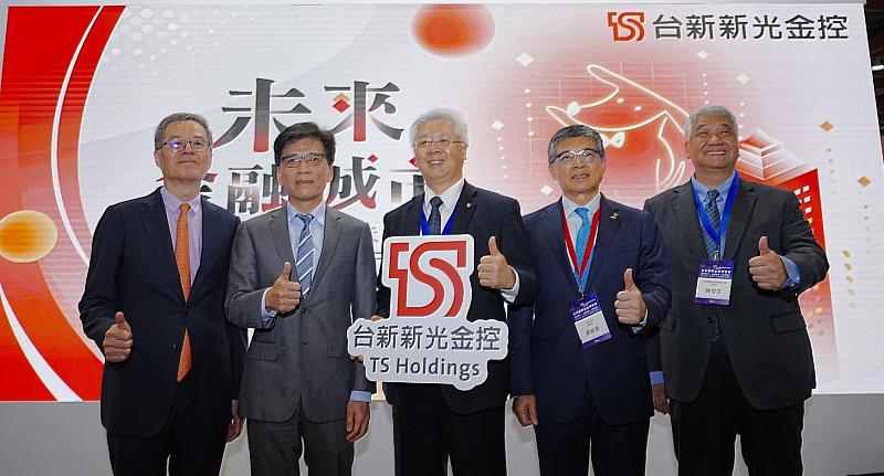 2025台北國際金融博覽會今(7)日登場,台新新光金控盛大參展。金管會主委彭金隆(左2)親自蒞臨展區。台新新光金控總經理林維俊(右3)、新光人壽總經理黃敏義(右2)以及元富證券董事長陳俊宏(右1),為3天展覽揭開序幕。