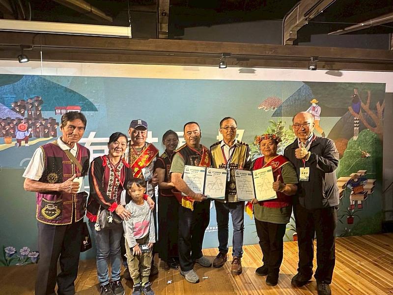 由林業保育署臺東分署與金峰鄉公所攜手輔導的3位林農,個別以段木香菇及臺灣金線連產品通過審查,獲得林下經濟驗證標章。(右起依序為臺東分署分署長吳昌祐、許新嬌女士、金峰鄉鄉長蔣爭光、杜義輝先生、羅忠輝先生(左4))