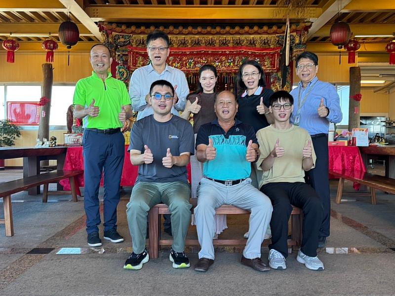 郭昭吟教授帶領受領獎學金學生前往永源化工原料股份有限公司，感謝企業對教育發展與科研推動的長期支持