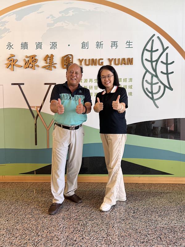 永源化工股份有限公司吳董事長與國立雲林科技大學環境與安全衛生工程系郭昭吟教授合影