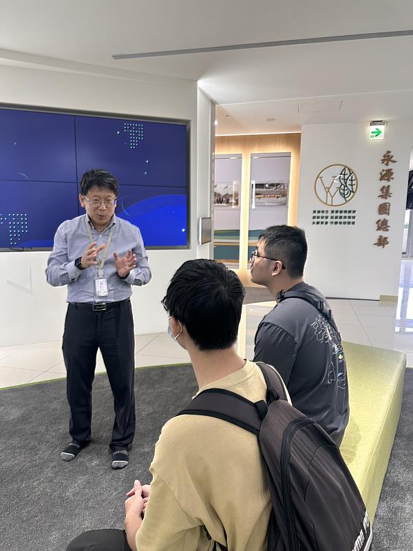 永源化工謝副總向雲科大師生講解公司製程與永續經營理念，促進學生對產業實務的深入了解
