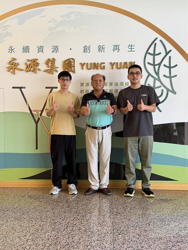 永源化工吳董事長與受領獎學金學生合影，鼓勵青年學子持續精進、回饋社會