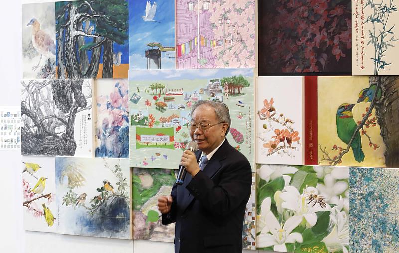 書法大師，文錙藝術中心主任張炳煌介紹「映畫淡江」校慶大畫。（圖／淡江大學提供）