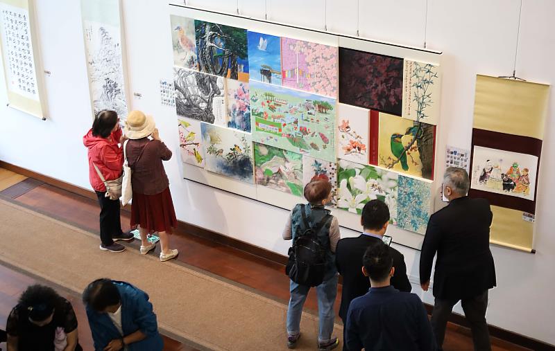 畫展吸引許多人前來觀展。（圖／淡江大學提供）