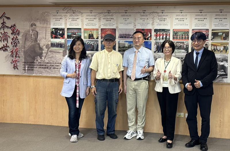 長庚醫療集團副總執行長許智超（左三）與實踐大學及東吳大學帶隊老師合影，象徵企業與學術的永續對話。