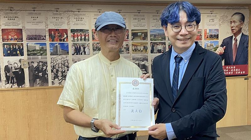東吳大學沈大白主任（左）致贈感謝狀予實踐大學林志丞老師，象徵兩校合作推動永續教育的情誼。