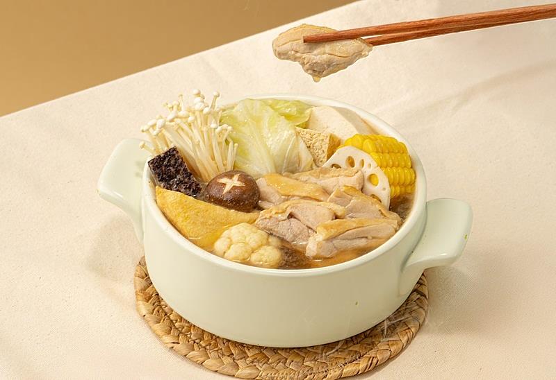 12mini的台酒花雕雞鍋採用台酒獨家研發的湯頭，搭配花雕酒獨特香氣，獨享價199元。