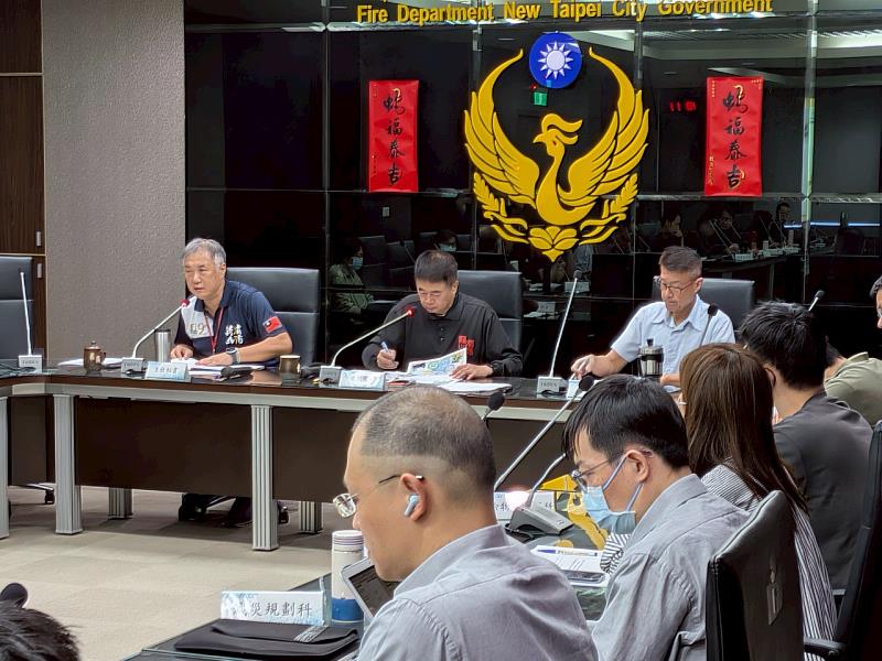 會議中由新北消防局主任秘書張易鴻針對會議內容提醒與會同仁轉達知照