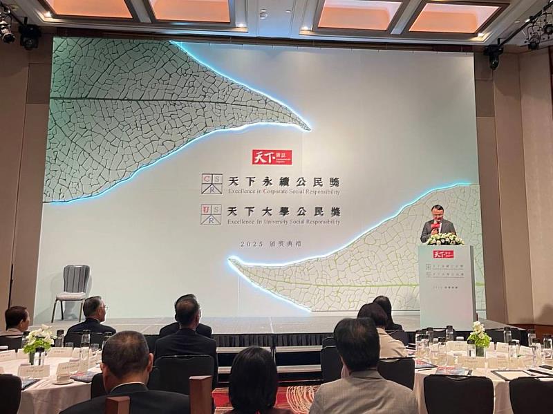 張傳育校長上台致獲獎感言