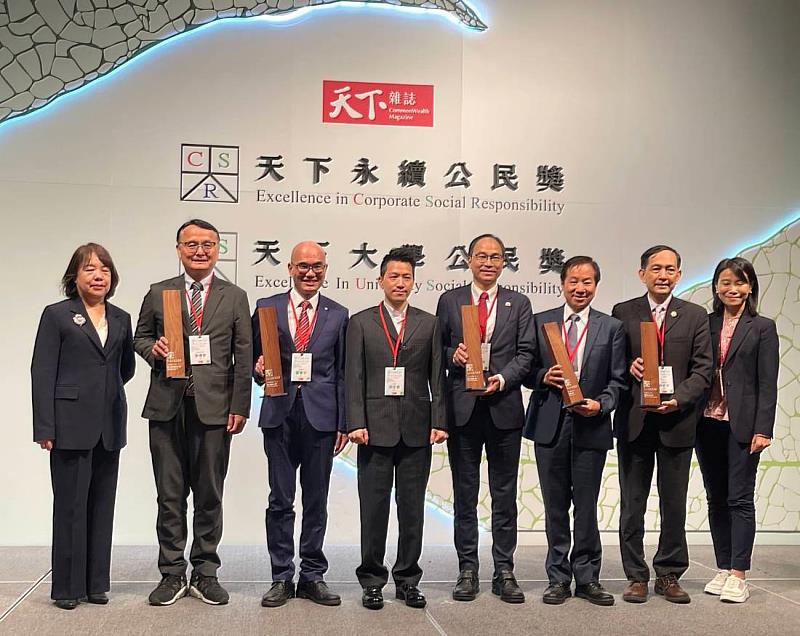 2025天下大學公民獎獲獎學校合照，雲科大張傳育校長（左2）代表學校領獎