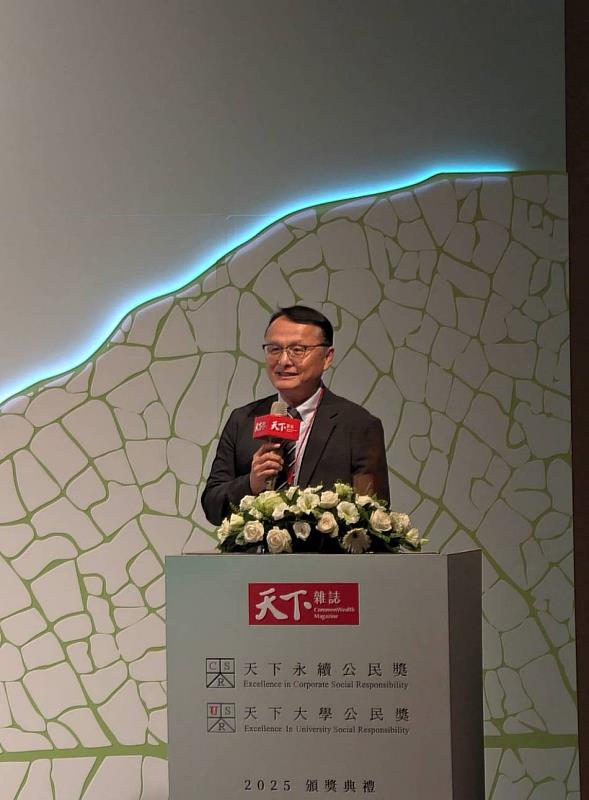 張傳育校長上台致獲獎感言