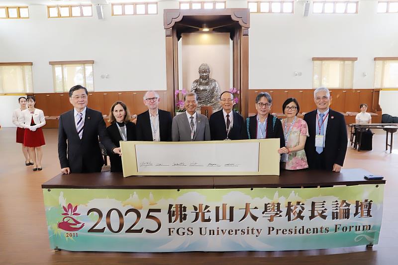 佛光山教團系統大學5校在總校長楊朝祥（左4）、副總校長林聰明（右4）見證下，共同簽署「系統大學共同合作意向書」。佛光大學校長趙涵㨗（左1）、南天大學校長Denise Kirkpatrick（左2）、南天大學接任校長Alistair Noble（左3）、光明大學校長陳林邁傑（右3）、西來大學校長謝明華（右2）、南華大學校長高俊雄（右1）出席。