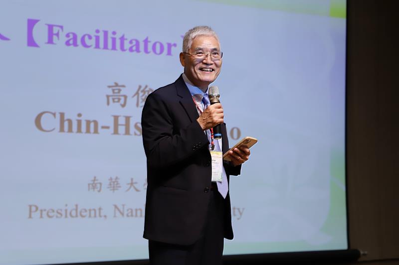 南華大學辦理「2025佛光山大學校長論壇」之論壇三「人工智慧的應用與反思」，由高俊雄校長擔任論壇主持人。