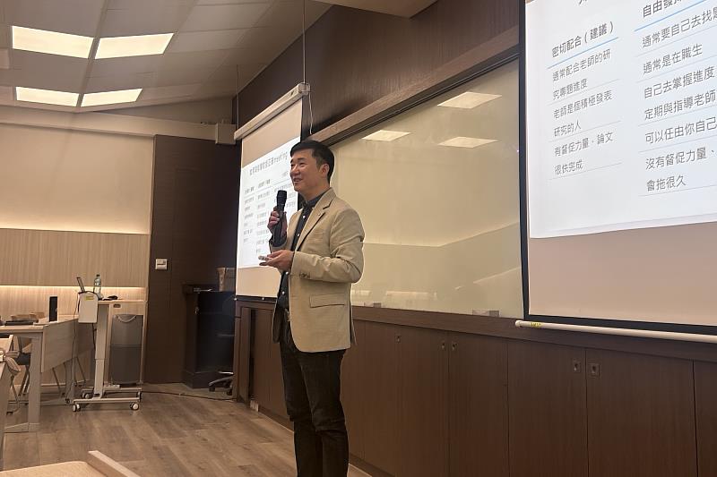 吳明和協理於課堂中與南大學生互動說明寫作技巧，帶動現場思考與交流