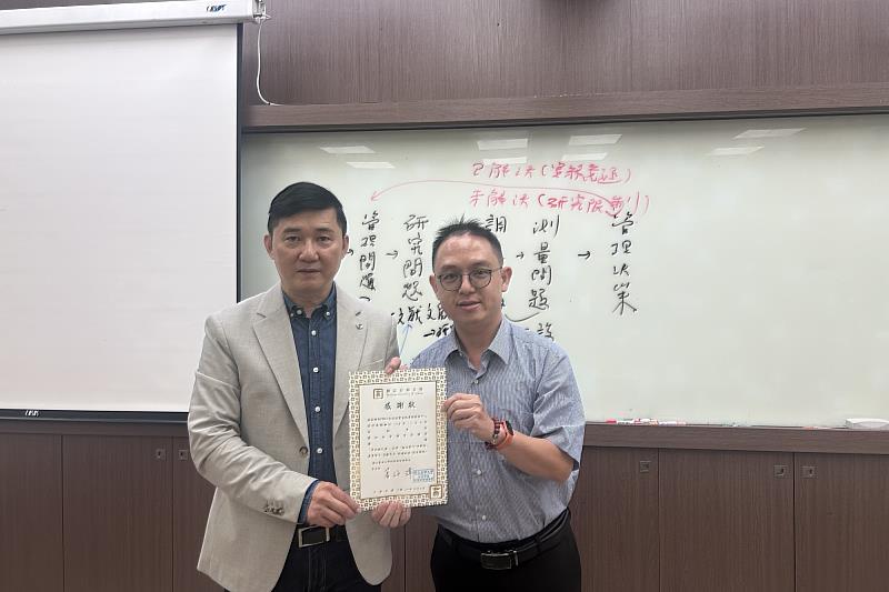 經管系主任蕭詠璋特別致謝講師指導，期勉學生持續精進研究能力