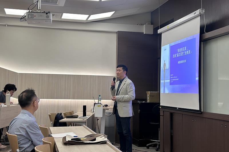 吳明和協理以「問題—證據—結論」架構說明高效研究思考模式