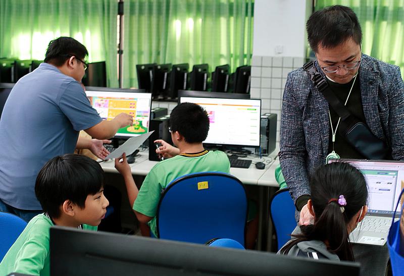 文化大學歐美語文學系教授規劃指導，結合AI科技與人際互動，透過文化大學學生線上陪伴北投國中學生練習英語，打造沉浸式AI輔助學習環境，讓英語學習更真實、有趣且富有互動。