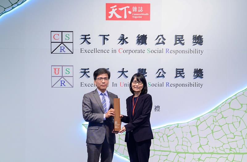 富邦金控18度榮獲「天下永續公民獎」,勇奪大型企業金融業組第2名,由金管會主委彭金隆(左)授獎予富邦金控人資長暨永續發展處處長劉菁宜(右)。