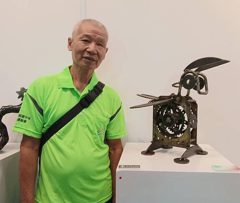 展翅創作者黃塗生先生與作品合影