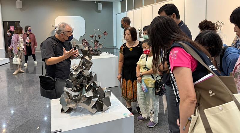 2025太平鐵工藝術節解說人員為群眾解說作品創作概念