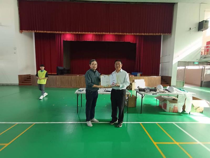 中正國小校長頒發感謝狀