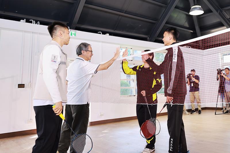 運動部長李洋（左1）、文化部長李遠（左2）組隊與2位同學對打羽球，展現「從年輕到年長」的全民運動精神。